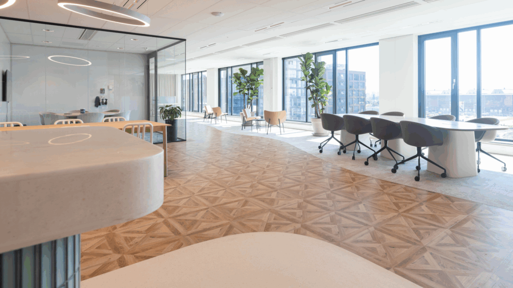 Modern kantoorinterieur aan de Mt. Lincolnweg met grote ramen, glazen vergaderruimte en houten visgraatvloer.